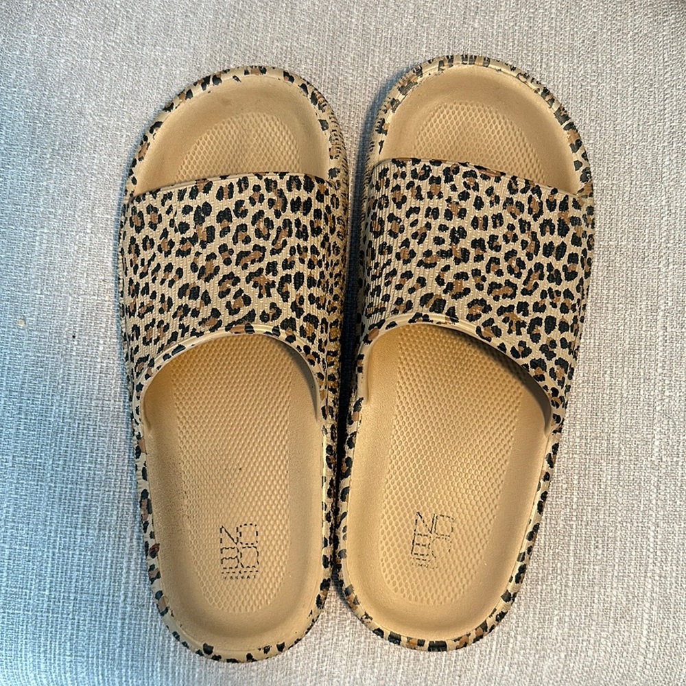 Comfy slipper like shoe